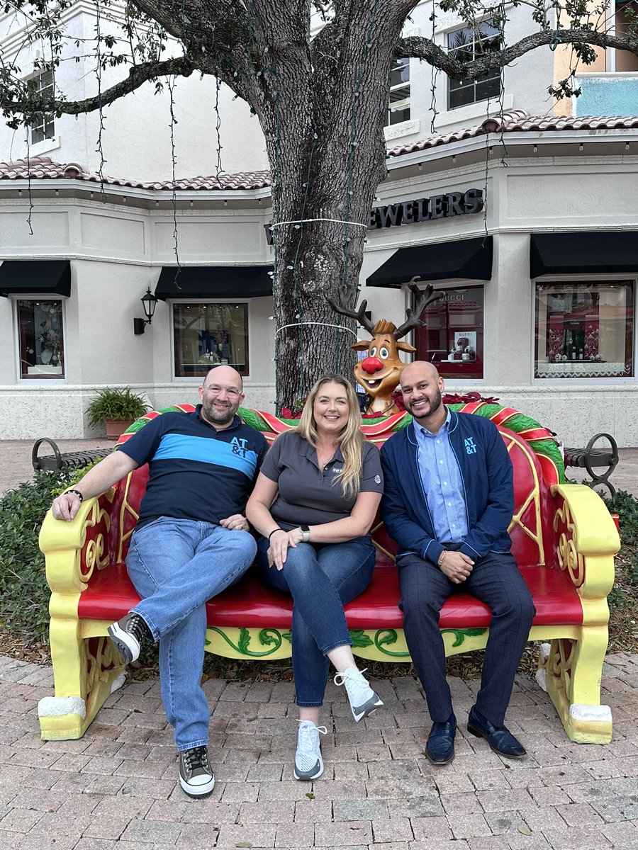 This holidays visits are on a different level with @KatrinaS_OneFLA and @Brian_Rodriguz_ !! 🎄🎅🤶🧑‍🎄🎄🎄🎄@One_FLA @AR_Retail_Chnnl ❤️ #LifeAtATT #sERve1st #WinAsOne #TeamWork