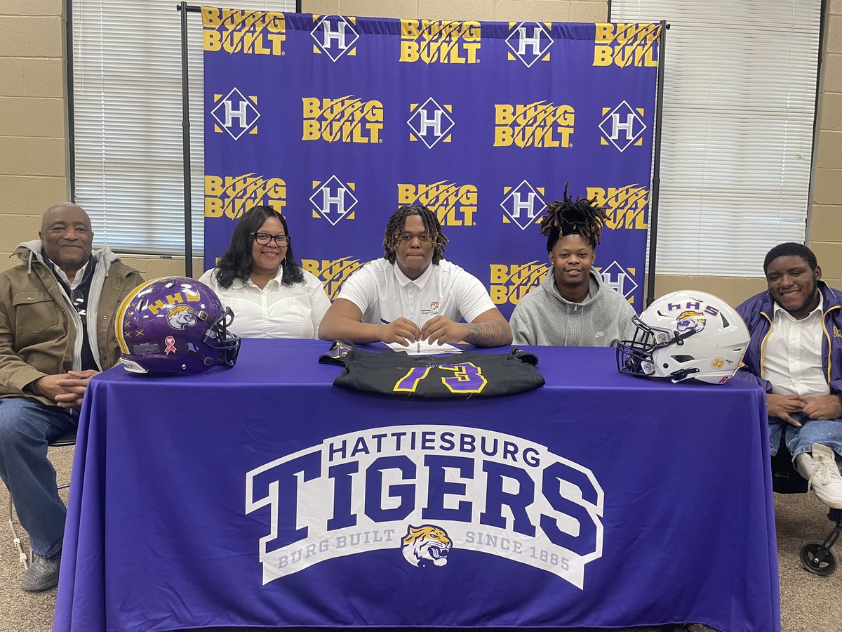 Hattiesburg’s Elijah Baker has signed to play football at the Tulane! 

@big_baker73 / @WJTV