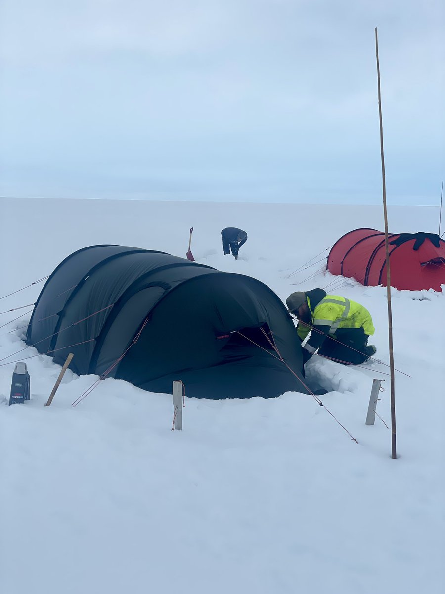 There is never really a “day off” in Antarctica! Gale force winds are forecasted for Friday, so it was all hands to secure the tents! 💨⛺️ @BAS_News @NorskPolar @OceanSeaIceNPI @IcefinRobot @DareliusElin