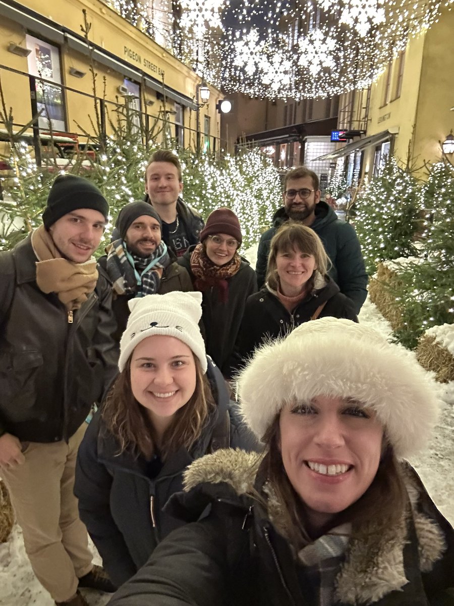 ⭐️Happy holidays from the  <a href="/ePlants_at_LiU/">Electronic Plants Group</a> ⭐️I am lucky to work with such a fantastic team! ❄️🌿⚡️