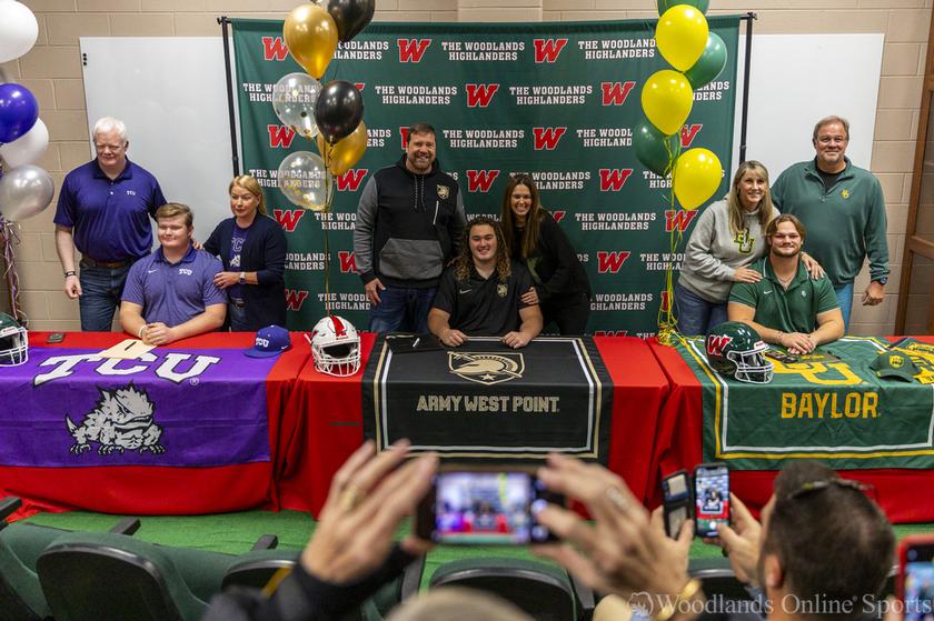 The Woodlands High School Celebrates the Hard Work of its Players on National Signing Day. #txhsfb 

📰 (<a href="/TheJakeWilis/">Jake Wilson</a>): woodlandsonline.com/npps/story.cfm…