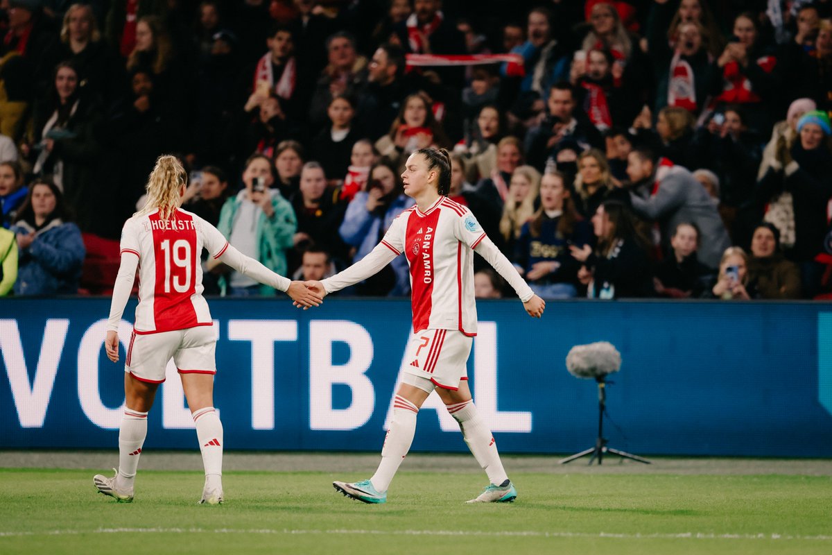 Romée Leuchter 🤝 scoring goals @AjaxVrouwen are leading 1-0 at the break! 😎