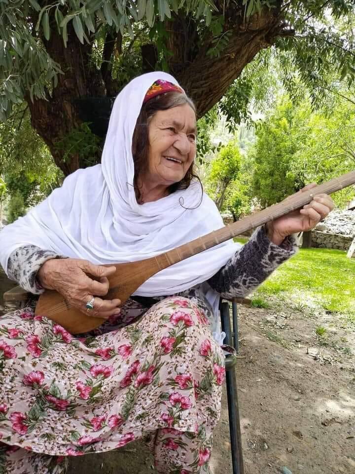 Yasin ❤️ Look at this picture, capturing the essence of our deep love for music. An elderly weomen gracefully playing the sitar, weaving soul touching melodies with her fingers. It's a testament to the timeless beauty of music, bridging generations and touching our hearts.