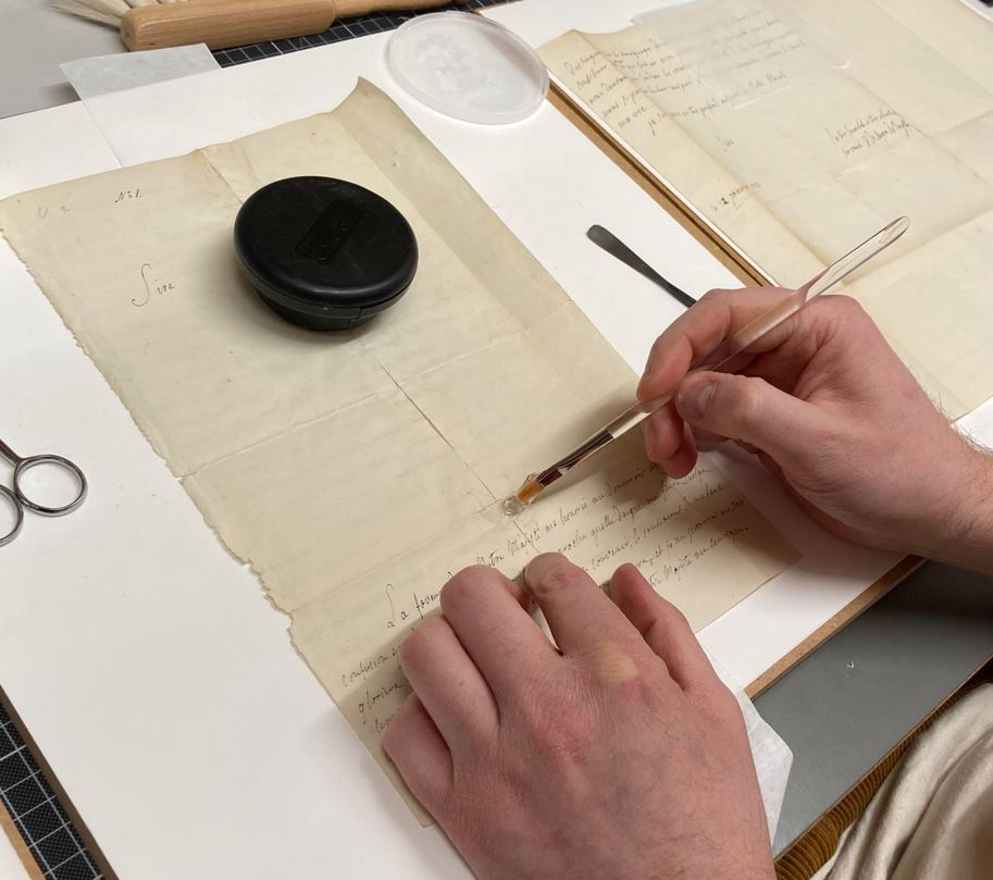 A new blog by our bookbinder and paper conservator describing their work process with the Gustavian Collection. 

gustavshand.ub.uu.se/2023/12/20/the…