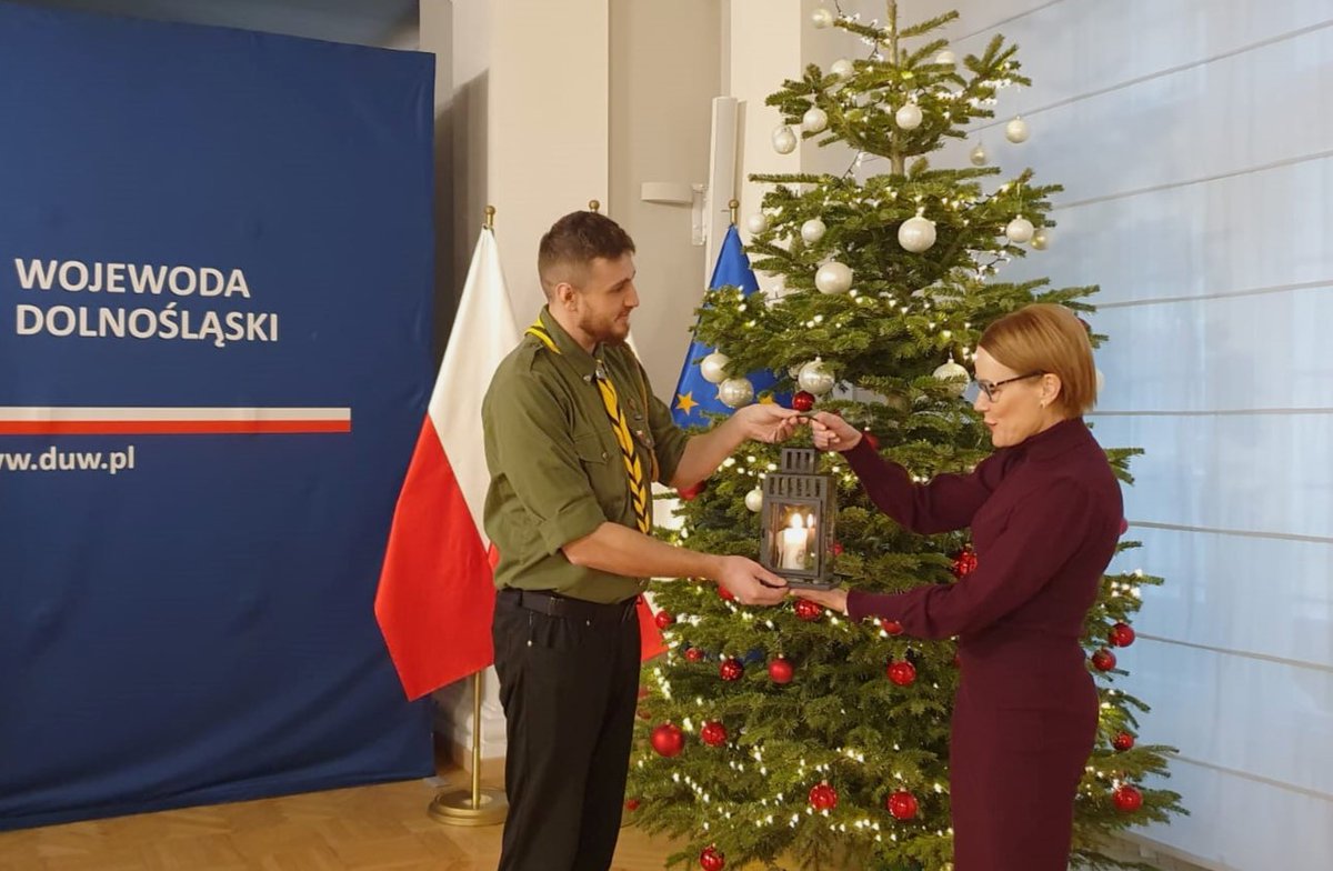 🕯 Dziś przyjęliśmy od harcerzy #BetlejemskieŚwiatłoPokoju

🗺 Ta piękna akcja <a href="/ZHP_PL/">ZHP</a> jest symbolem braterstwa, nadziei i pokoju. Warto przypominać sobie o mocy drobnych gestów oraz dbać o zapalanie iskry nadziei, zwłaszcza tam, gdzie wydaje się panować ciemność.

#Czyńmypokój