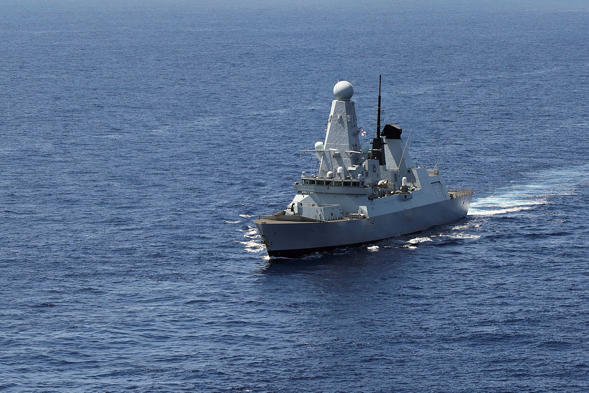 Safeguarding the handful of global hotspots where maritime trade passes through doesn’t just keep the seas safe - it keeps food on our plates and contributes to the UK’s economic prosperity. 📸 @HMSDiamond Read more on the Navy's role protecting trade: ow.ly/2Izr50QkAz2