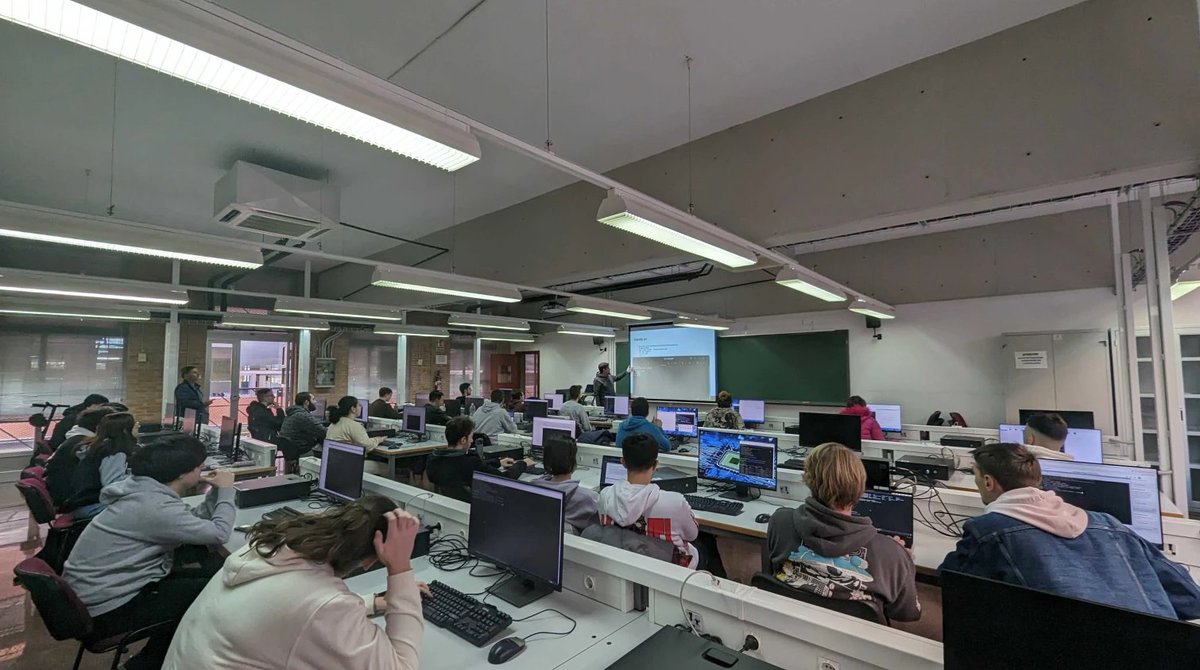 🚀 Luis Piedra, Infrastructure Solutions Architect at Ebury, recently led a Kubernetes workshop at the University of Málaga. 🎓💡This initiative showcases our commitment to nurturing talent and strengthening our ties with the UMA. We're investing in the tech leaders of tomorrow!