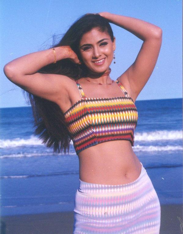 SimranBaggaFan's tweet photo. Follow @SimranBaggaFan
 For Gorgious Simran Photos 🌟
#Simran #Throwback #Bollywood #IndianCinema #Gorgeous
#KollywoodQueen #TamilCinema #Tamilactress #Tollywood #TeluguCinema https://t.co/GX05Ptsyc8