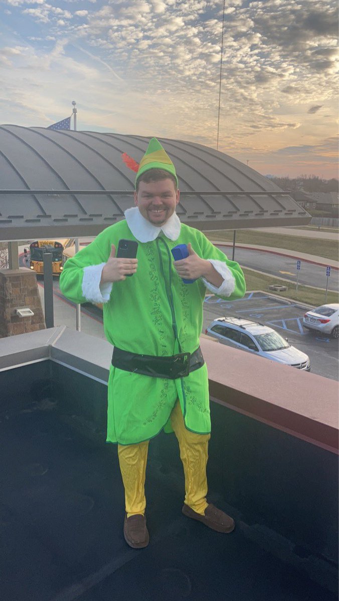 When we say Mr. Blake is the absolute best, these are the type of things we are talking about. Elf on the roof! #TrustyHuskies @MrBlake_AHL