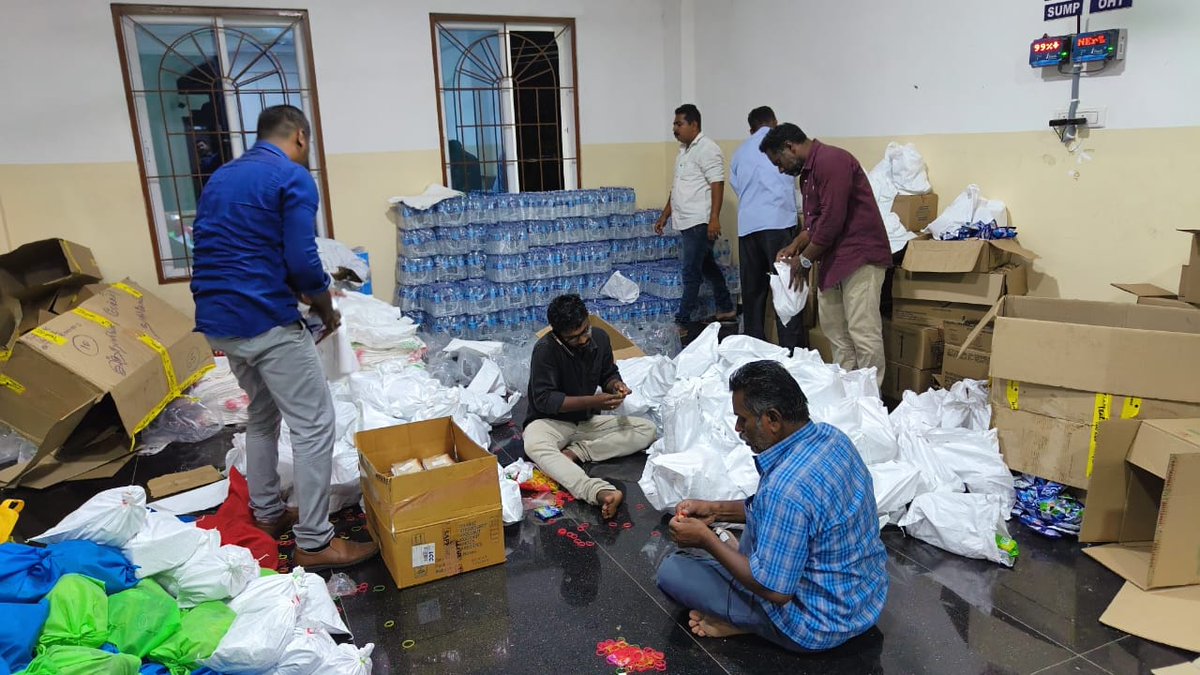 Nagercoil City Municipal Corporation (@nagercoil_corp) on Twitter photo மழை வெள்ளத்தால் பாதிக்கப்பட்ட திருநெல்வேலி, தூத்துக்குடி மாவட்ட மக்களுக்கு #நாகர்கோவில் மாநகராட்சி சார்பாக ரூபாய்:3.00 லட்சம் மதிப்பிலான நிவாரண பொருட்கள் நேற்றைய தினம் இரவு மாநகராட்சி அலுவலகத்தில் இருந்து ஆணையர் <a href="/AnandMohanIAS/">Anand Mohan</a> அனுப்பி வைத்தார்கள்.
<a href="/MawsTamilNadu/">Municipal Department Government of Tamil Nadu</a> மழை வெள்ளத்தால் பாதிக்கப்பட்ட திருநெல்வேலி, தூத்துக்குடி மாவட்ட மக்களுக்கு #நாகர்கோவில் மாநகராட்சி சார்பாக ரூபாய்:3.00 லட்சம் மதிப்பிலான நிவாரண பொருட்கள் நேற்றைய தினம் இரவு மாநகராட்சி அலுவலகத்தில் இருந்து ஆணையர் <a href="/AnandMohanIAS/">Anand Mohan</a> அனுப்பி வைத்தார்கள்.
<a href="/MawsTamilNadu/">Municipal Department Government of Tamil Nadu</a>
