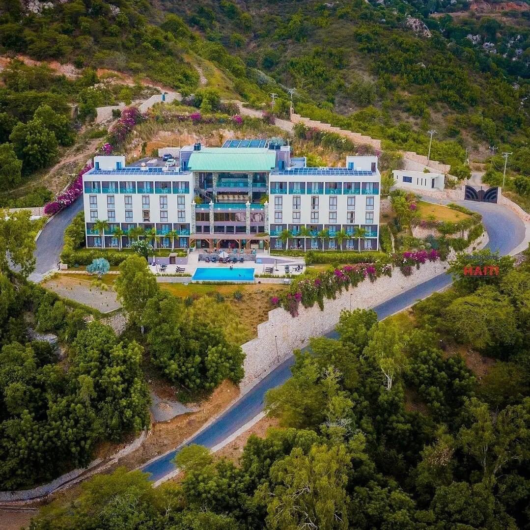 wang_christo's tweet image. Ou se Ayisyen ?
Ki kote ki gen bel hotel sa et kijanl rele??
