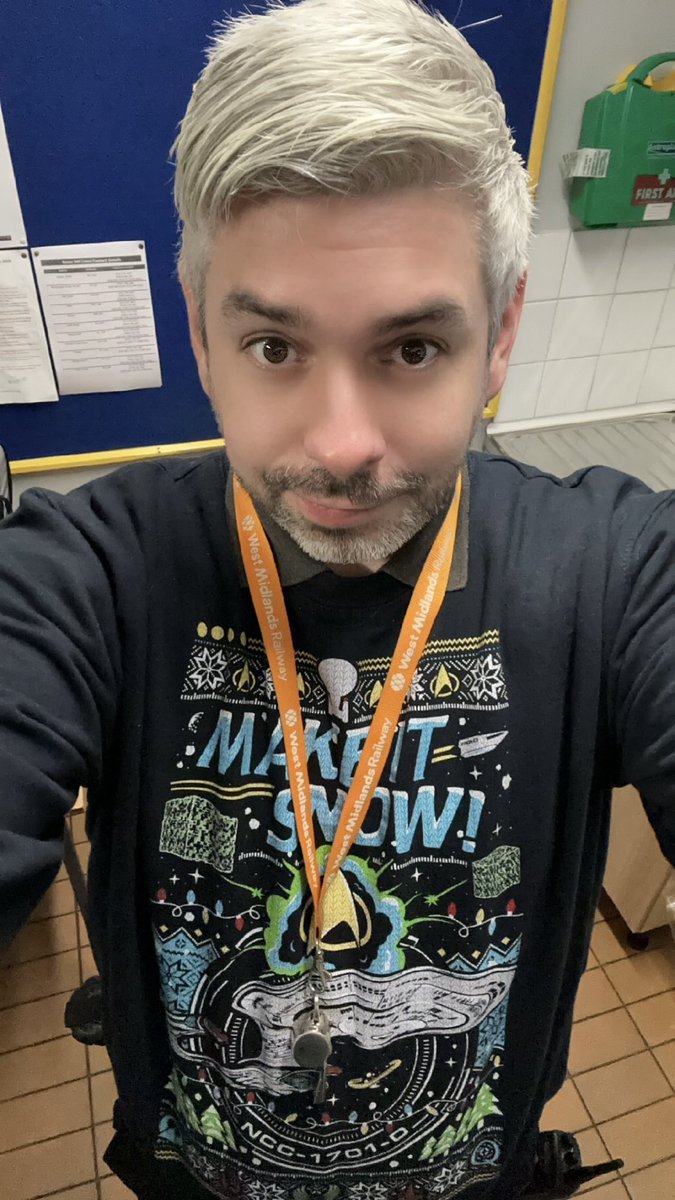SnrConductorJim's tweet image. As promised… The Christmas jumper is here on Platforms 1&amp;amp;2 at BSW today!

@WestMidRailway 

#DispatchersOfTwitter #DispatchersOfX #RailwayFamily #RailwayLife #BirminghamSnowHill #FeelingFestive #LLAP #MakeItSo