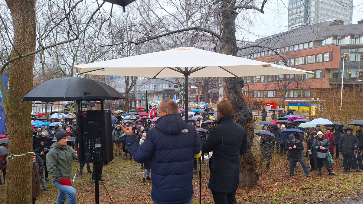 Bra uppslutning på demonstrationen för den ukrainska republikens frihet idag av @StopPutinWars. 🙏👏 Bra talare gjorde att många trotsade vädret+sista gången innan jul. Här @_wiman//Fick en fin nål som tack för 🎵sång! ❤️🇺🇦 #StandWithUkraine #Ukraina #Ukraine