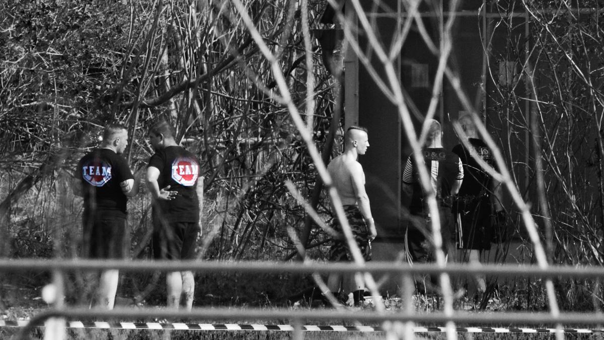 Kampfsport, Koks, Kalaschnikows - Das Netzwerk des «Kampf der Nibelungen-Team Berlin». Zwischen Trainings im Gym des «Hells Angels MC» für Tag X und Ackerkämpfe im Namen des BFC Dynamo, Türstehen in bekannten Szeneclubs und Nachwuchs durch «Der III. Weg»:

exif-recherche.org/?p=11707