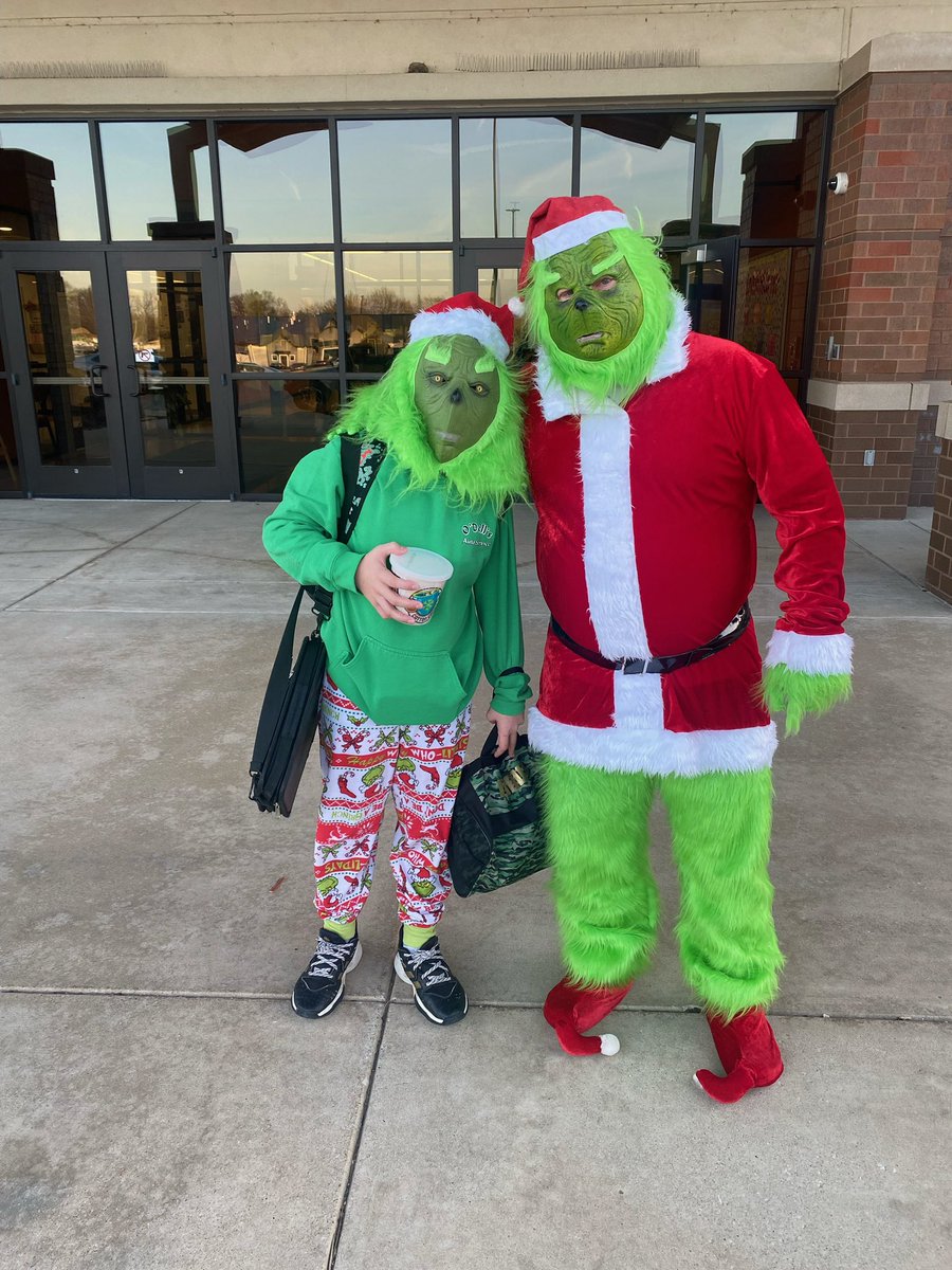 Thank you to The Grinch for hanging out at @Roch_Int_456 to greet students on Grinch Day. @RocketsCUSD3a 👍🏻🚀🧡💙 #traditionofexcellence