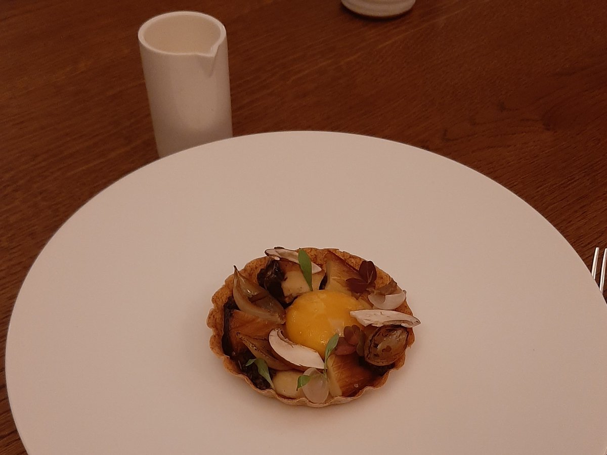 Super roast cep tart with confit egg yolk @TheBridgeArms #MICHELINStar #Kent guide.michelin.com/gb/en/kent/bri…