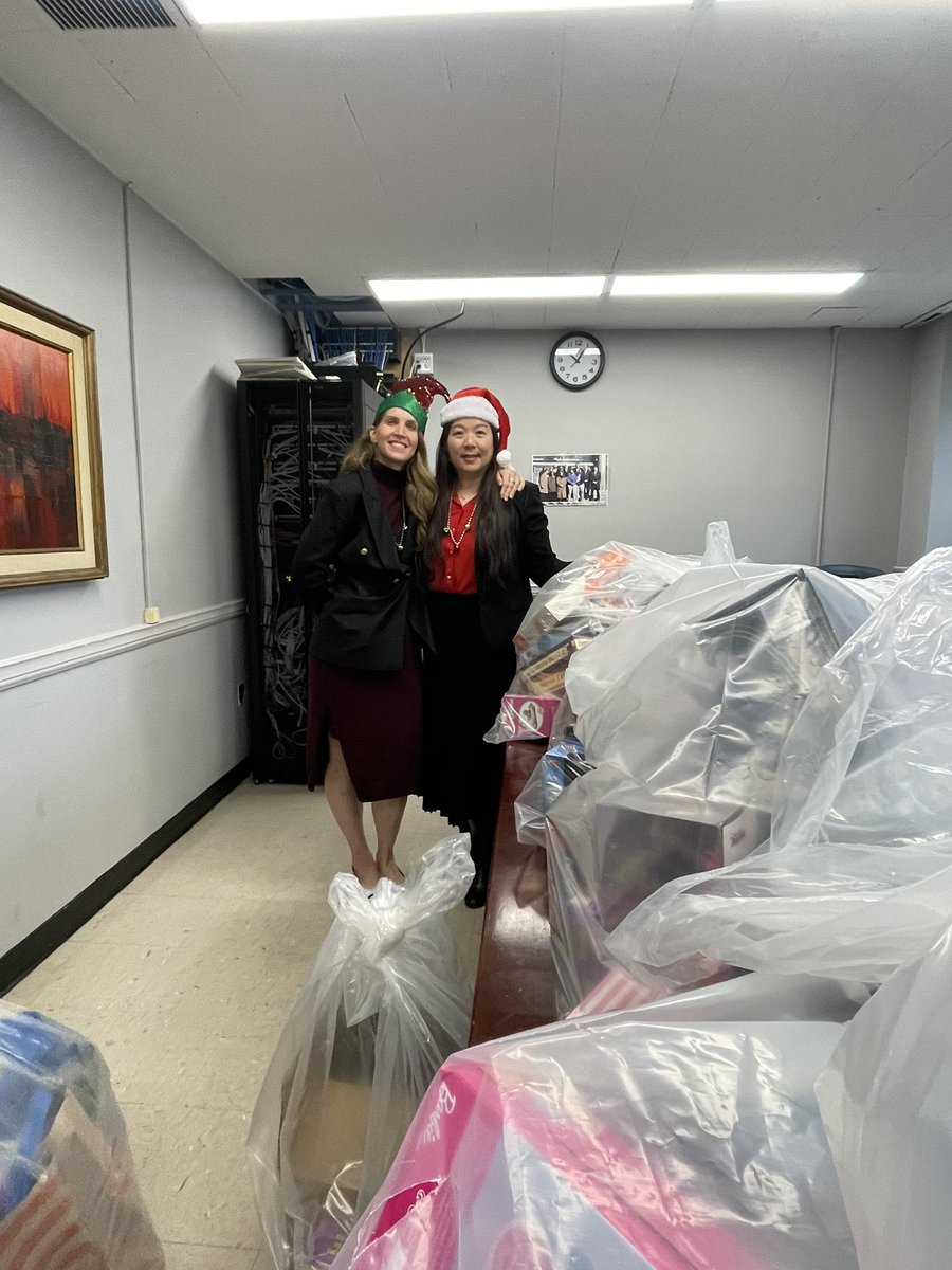 Happy to partner with the Equal Justice Committee of Queens Supreme Court, Criminal Term, who launched a toy drive and shared their donations with @UFT_Elementary as part of their Annual Toy Drive. Thank you to the committee and the co-chairs for your generosity and support!
