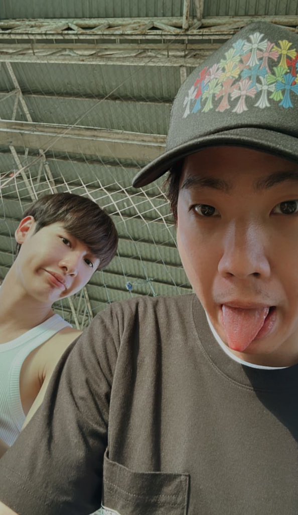 bummgun's tweet image. fue a ver a su noviecito jugar o?