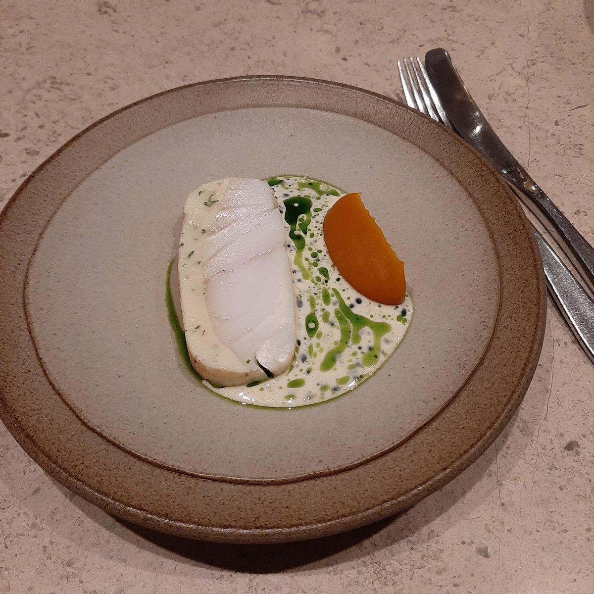 A sparkling piece of turbot @AulisSimonRogan #Soho guide.michelin.com/gb/en/greater-…