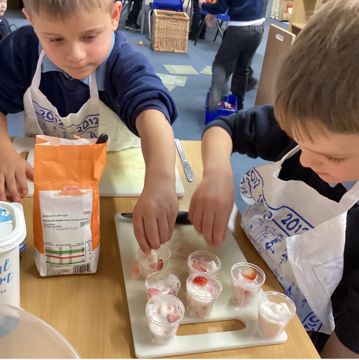 SBPS_Robins's tweet photo. Our ‘Eton Mess’ was delicious! Crumble, slice, sprinkle, enjoy! #sbpsDT https://t.co/Rg0DfOBkZ8