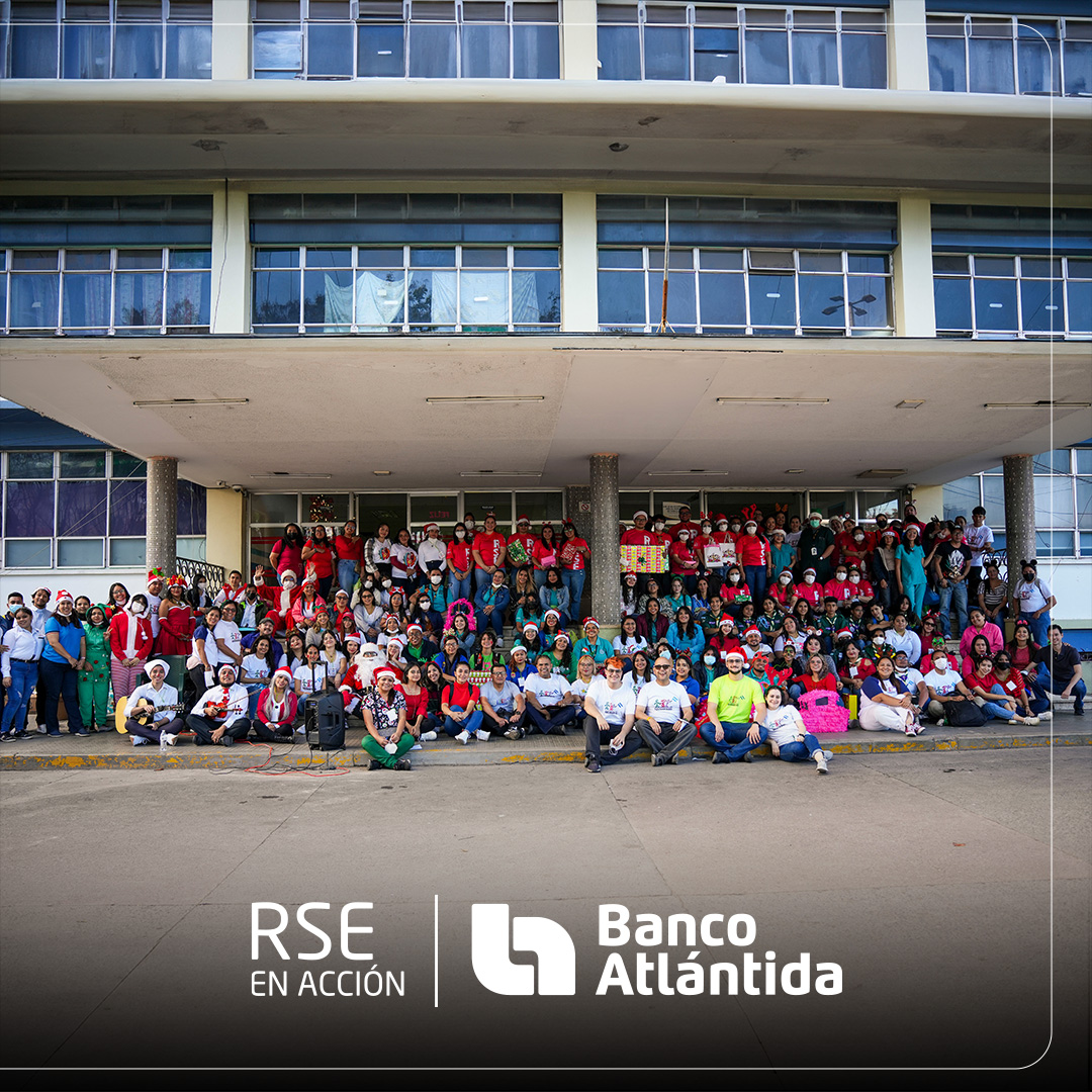 🤝 En el #DíadelaSolidaridadHumana, más de 30 voluntarios de #Bancatlan, junto con la Fundación Solidaridad, llevaron juguetes y alegría a 300 niños del Hospital Materno Infantil. ¡Gracias a nuestros voluntarios por compartir felicidad y solidaridad! 🎁🌟  

#RSEenAcción