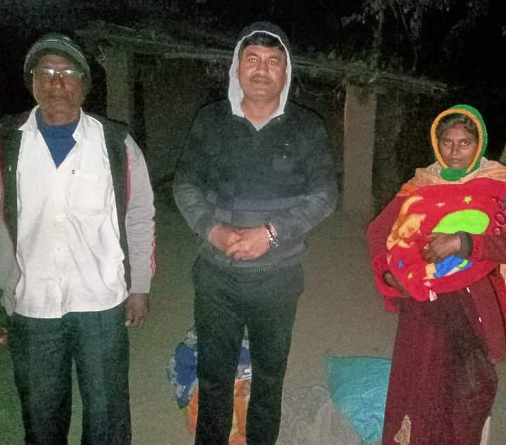 dc_sanjay_jas's tweet image. #ThrowbackPost
(जिम्मेदारी भरे वो 50 मिनट)
बात लगभग 10:00 बजे रात की है, रात का खाना खाने से पहले अनायास ही लगा कि अपने शहर का एक राउंड लगाकर आया जाये।
  शहर में अलाव जल रहे हैं या नहीं, कोई मुसाफिर या बेघर व्यक्ति खुले आसमान के नीचे तो नहीं सो रहा है, यही सब देखने के लिए अपनी…