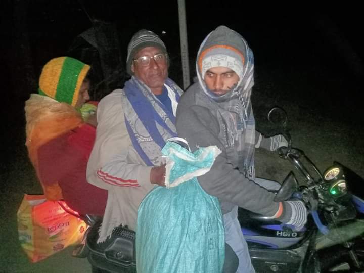 dc_sanjay_jas's tweet image. #ThrowbackPost
(जिम्मेदारी भरे वो 50 मिनट)
बात लगभग 10:00 बजे रात की है, रात का खाना खाने से पहले अनायास ही लगा कि अपने शहर का एक राउंड लगाकर आया जाये।
  शहर में अलाव जल रहे हैं या नहीं, कोई मुसाफिर या बेघर व्यक्ति खुले आसमान के नीचे तो नहीं सो रहा है, यही सब देखने के लिए अपनी…