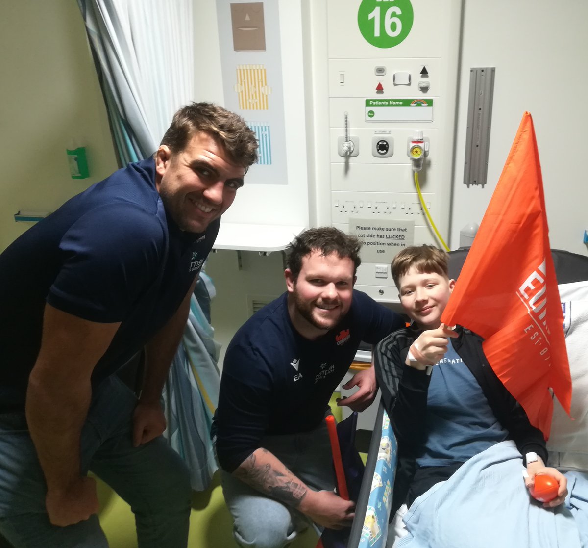 🎂 Wishing a many happy returns to Archie, who was recovering after his operation at the #RHCYP today (on his BIRTHDAY!) & got a big surprise when Sam and Ewan from @EdinburghRugby stopped by to see how he was doing. They were too late to share his toast though... 😉