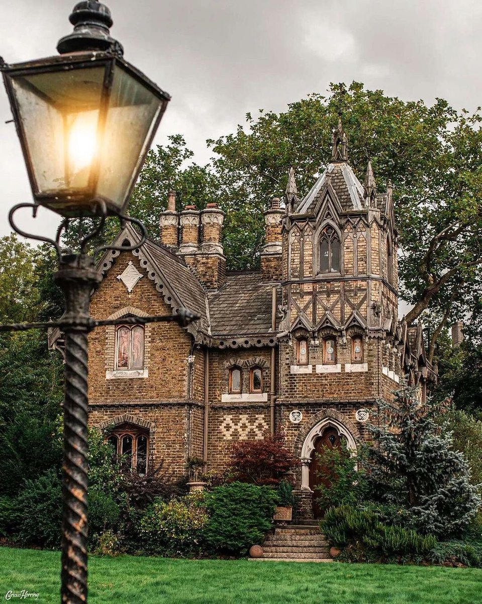 Holly Village, Highgate, North London. Architect Henry Astley Darbishire 1865 Victorian Gothic Design 

#victoriangothic #victorian #gothic #hollyvillage #highgate #london #beautifulhomes #beautifularchitecture #lamppost