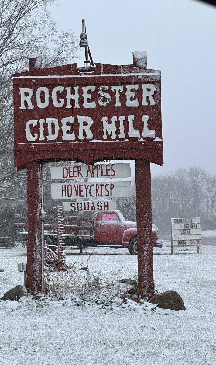 The recent snow is making us dream of a white Christmas! ❄️🎄Find your stocking stuffers, presents for hosts, & holiday meal items here. 🎁 We have cider, pies, candy, honey, jams, maple syrup, squash, & more. Open daily 9-5:30 through December 31 (Closed Christmas Day) ⏰