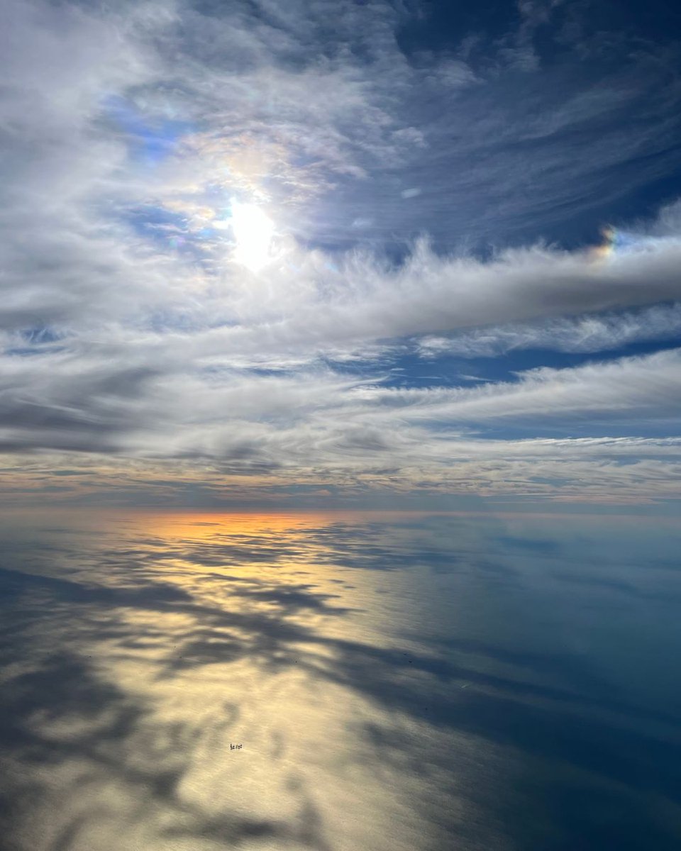 Despite a busy training schedule for both of us, @Astro_Kutryk and I still find time now and then to fly together. Flying in the T38 provides us with an opportunity to practise our crew coordination and piloting skills. This is our view over the Gulf Coast from 8,500 metres.