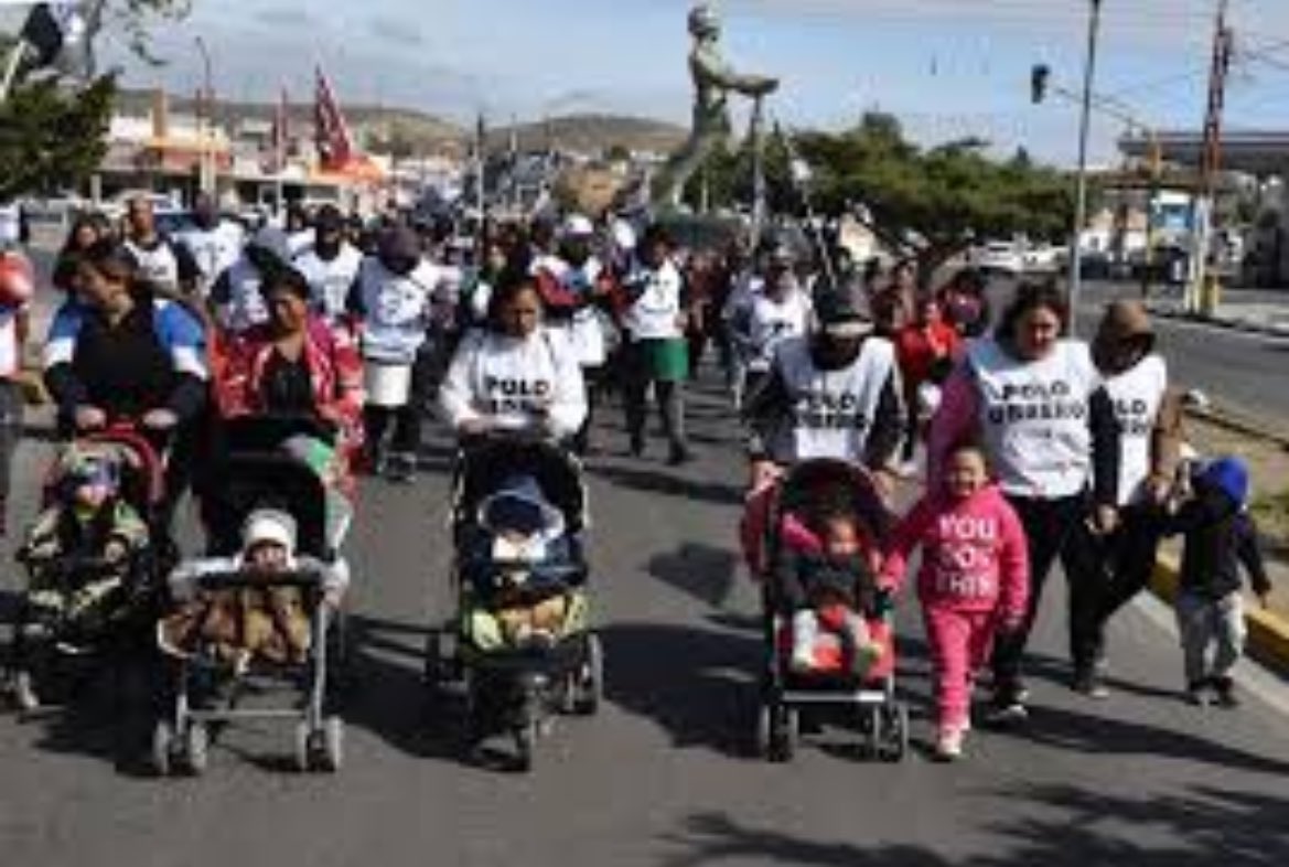 Polo Obrero usando mujeres y niños como escudo,  a quienes me hacen acordar?

Ah, si, a los terroristas y asesinos de Hamas.