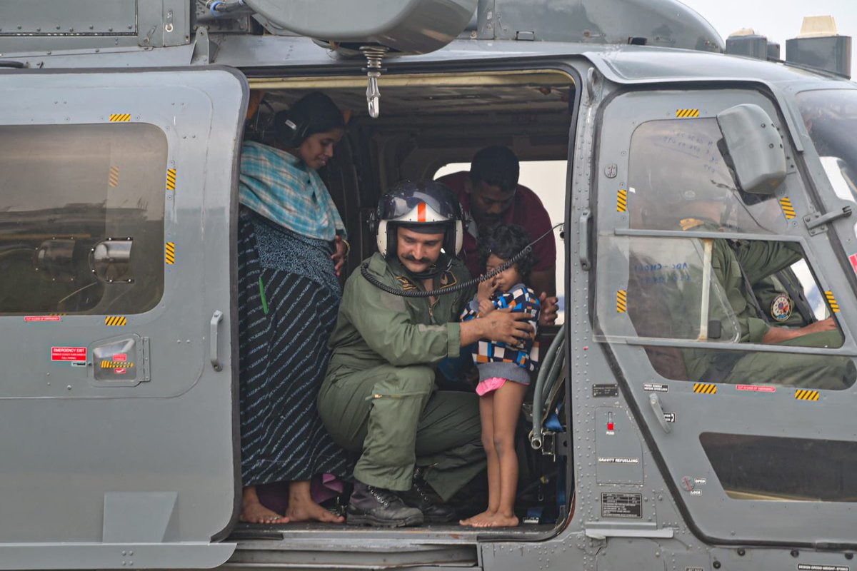 Nation before Self 🇮🇳

A Pregnant Lady & her another Child among those rescued by Indian Navy on its mission during ongoing Floods in Tamil Nadu. 

ALH Dhruv MK-3 Maritime Helicopter of Indian Navy ⚓

#TamilNaduRain #TuticorinFloods