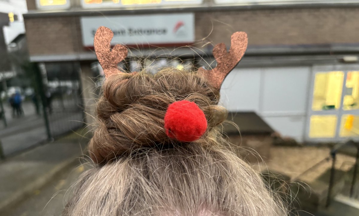 We must also recognise Emily’s unbelievable reindeer hair style! 100 points to Musk for this exceptional effort. Well done Emily 🟢🎄🌟