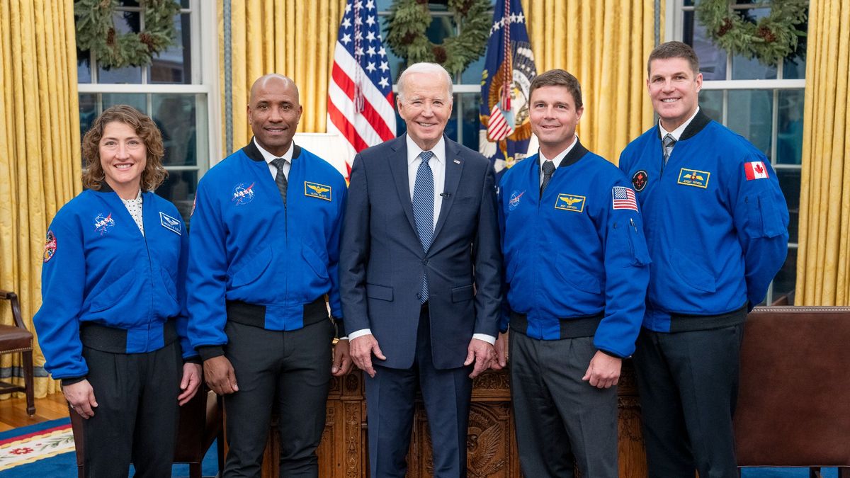 Artemis 2 moon astronauts discuss 21st-century 'moonshots' with President Biden trib.al/xZxr4Ni