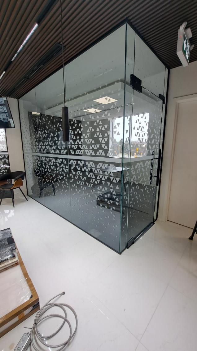 WestmountSigns's tweet image. We recently installed new interior #windowfrosting Kingsguard.ca &apos;s HQ! Frosting is an excellent way to add a dynamic look to your space or provide privacy to meeting rooms without compromising natural light.

Now booking for 2024 - contact us: sales@westmountsigns.com