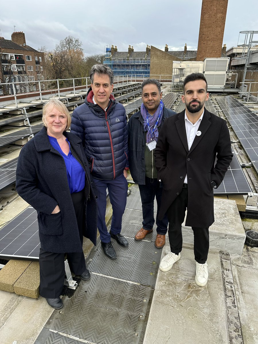 It was brilliant to host @Ed_Miliband at @StokeySchool to showcase how Hackney is leading the way in community energy. @HackneyCouncil’s Community Energy Fund is helping cut energy bills, create new green high-quality jobs and tackle the climate crisis ✌🏾🌍