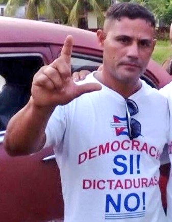 vozdelafnca's tweet photo. #SOSCuba #EnCubaHayPresosPoliticos #LibertadParaTodosLosPresosPoliticosEnCuba
#IvanAmaro #JorgeBello #GilbertoCastillo #HermanosPerdomo presos injustamente en las cárceles de la #DictaduraCastrista por solamente exigir #Libertad #PatriayVida #NavidadSinPresosPoliticos #CANF #FNCA https://t.co/e8bwYWy4mn