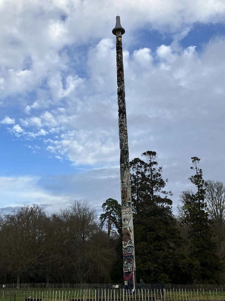 #LetsWindsor Lets Windsor Visit Stay #WindsorGreatPark #ValleyGardens #Mushrooms #TotemPole #Kwakiutl #100Feet Gift to HM The Queen in 1958, more info: thamesweb.co.uk/windsor/info/t…