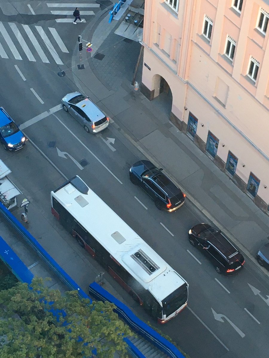 VCÖ (@vcoe_at) on Twitter photo Von oben betrachtet wird besonders gut sichtbar, wie platzsparend Öffis sind. Ein Bus, wie hier der <a href="/wienerlinien/">Wiener Linien</a> , braucht so wenig Platz wie 2 Pkw, bringt aber ein Vielfaches an Personen ans Ziel. Mehr ÖV, weniger Stau. Von oben betrachtet wird besonders gut sichtbar, wie platzsparend Öffis sind. Ein Bus, wie hier der <a href="/wienerlinien/">Wiener Linien</a> , braucht so wenig Platz wie 2 Pkw, bringt aber ein Vielfaches an Personen ans Ziel. Mehr ÖV, weniger Stau.