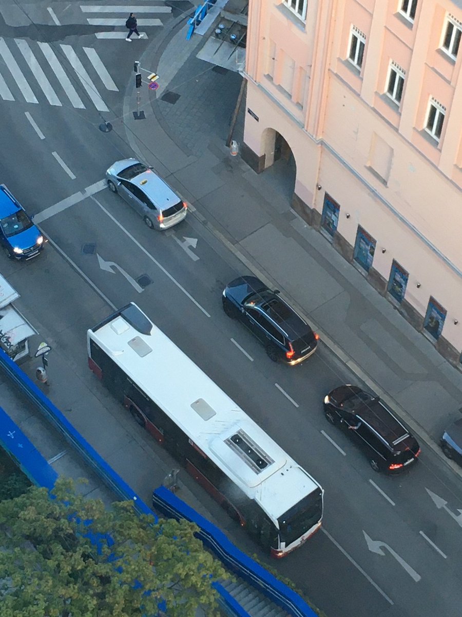 Von oben betrachtet wird besonders gut sichtbar, wie platzsparend Öffis sind. Ein Bus, wie hier der @wienerlinien , braucht so wenig Platz wie 2 Pkw, bringt aber ein Vielfaches an Personen ans Ziel. Mehr ÖV, weniger Stau.