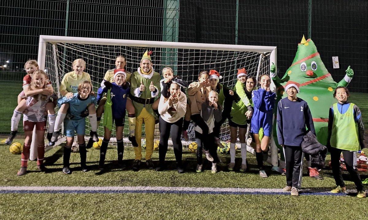 🟡🔵 Our ⁦<a href="/CityYouthFC/">St Albans City Youth</a>⁩ U13 Yellows enjoying an end of term training session⚽️. Looks like using the Christmas Tree formation was on the session plan🎄