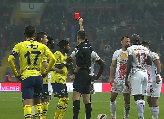 Dünya üzerindeki En Büyük FB düşmanı Zorbay Küçük Allah Belanızı Versin Hicbirsey yapamadı Gitti Fred'e kirmizi gösterdi