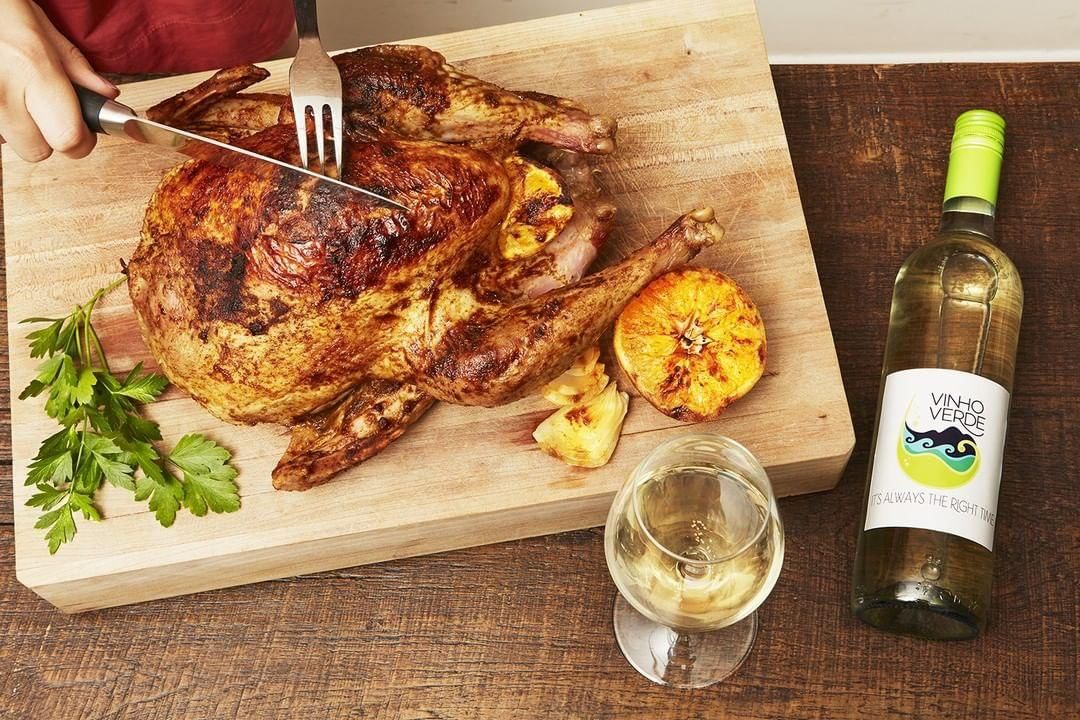 Are you planning to host family and friends during this holiday season? Impress them with a delicious combination that they won't be able to resist. Consider serving a roasted chicken dish paired with aged #VinhoVerde wines like the Alvarinho, Avesso, or Arinto varieties.