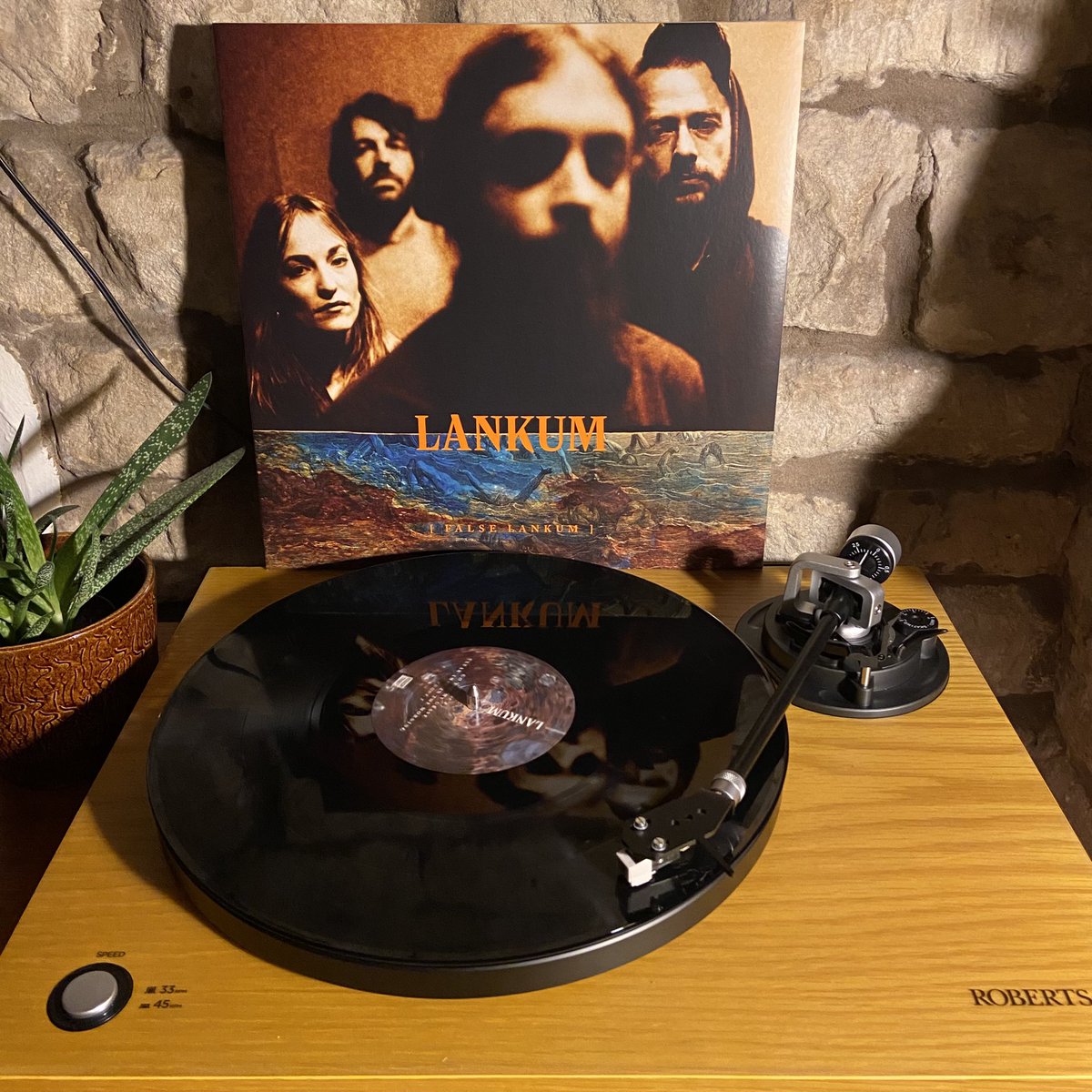 First heard @LankumDublin about 2 weeks ago. Immediately bought the record and have had it on repeat since. ‘False Lankum’ is my no.5 of the year. Also, that’s an awesome title for a record. open.spotify.com/track/2GF8TuqM…