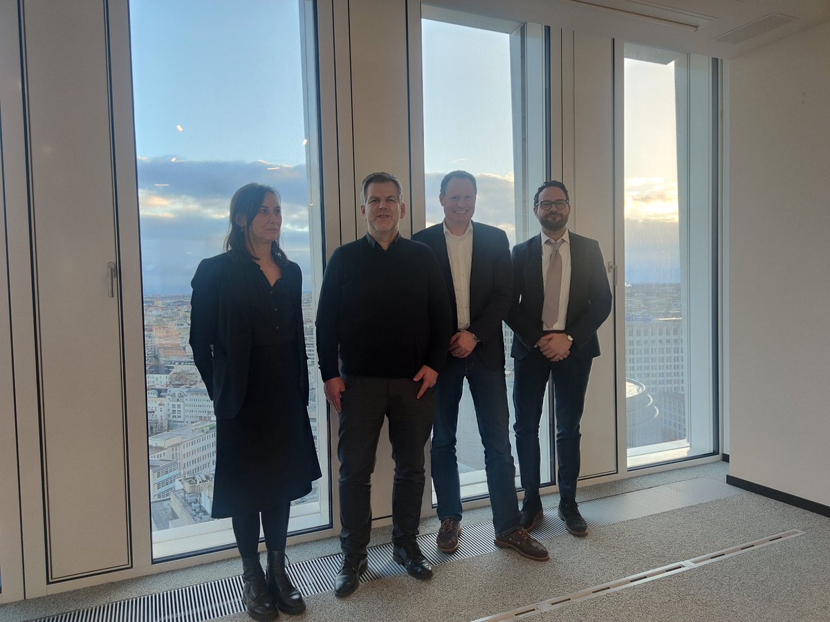 Erbbaurechtsvertrag für Neubau des Heinrich-Hertz-Gymnasiums ist heute von der HOWOGE und mir beim Notar unterschrieben worden. Baustart hoffentlich noch vor den Sommerferien. Es geht voran. <a href="/cora_vb/">Corinna von Bodisco</a> <a href="/herrgold/">Patrick Goldstein</a> <a href="/viethentus/">Susanne Vieth-Entus</a> <a href="/LasicMaja/">Maja Lasić</a> <a href="/SPD_BVVXhain/">SPD-Fraktion in der BVV Friedrichshain-Kreuzberg</a> <a href="/hhgym_berlin/">Heinrich Hertz Gymnasium</a>