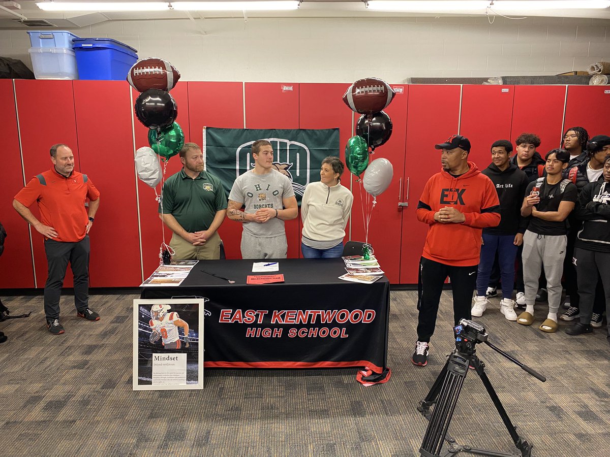 Mark Skol, Jr. (@markskoljrtv) on Twitter photo .<a href="/EastKentwoodFB/">East Kentwood FB</a> star <a href="/stellan_bowman/">Stellan “Head Banger” Bowman</a> has signed with Ohio today in front of the biggest crowd ever for a signing day at East Kentwood High School.
Hear from the future Bobcat later today on <a href="/wzzm13/">13 On Your Side</a> .<a href="/EastKentwoodFB/">East Kentwood FB</a> star <a href="/stellan_bowman/">Stellan “Head Banger” Bowman</a> has signed with Ohio today in front of the biggest crowd ever for a signing day at East Kentwood High School.
Hear from the future Bobcat later today on <a href="/wzzm13/">13 On Your Side</a>