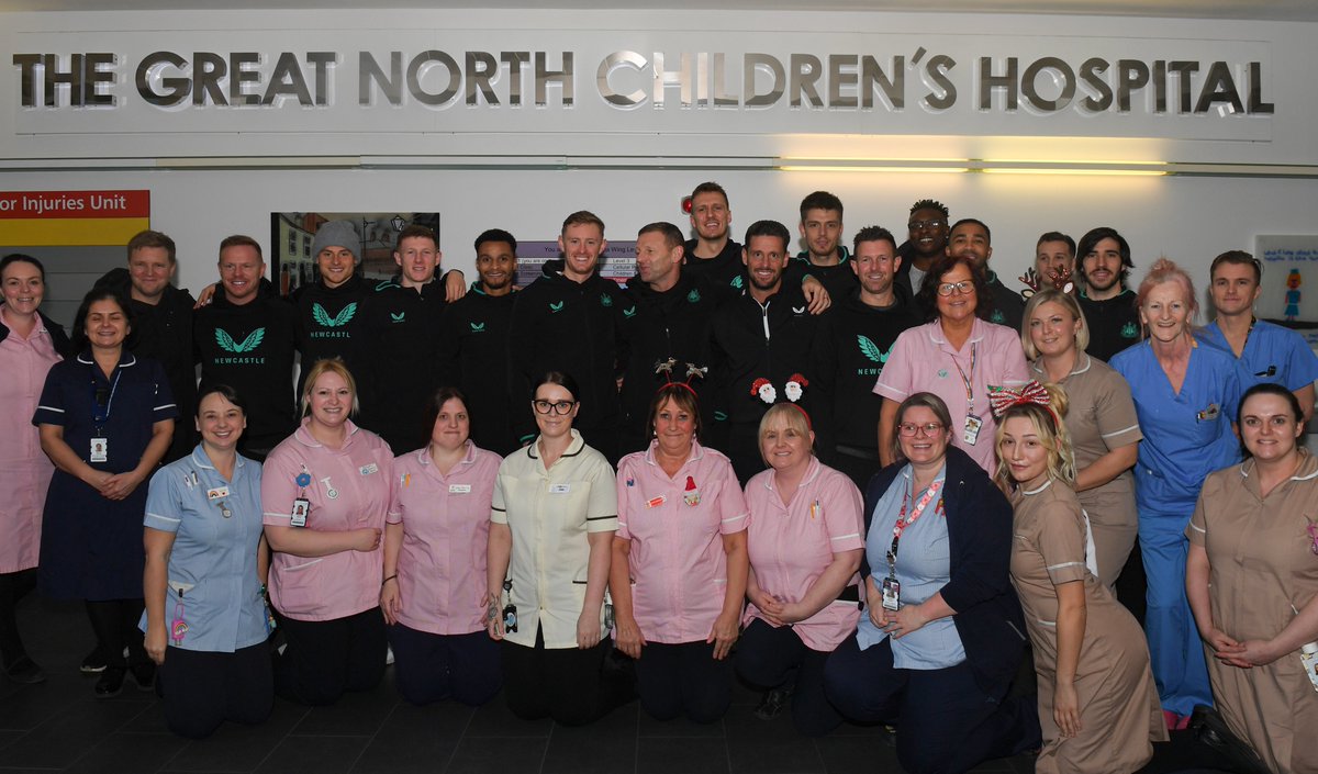 🎅🎄 Our players and staff have been visiting youngsters receiving treatment at the Great North Children's Hospital in Newcastle this afternoon to help spread the festive spirit! 🖤🤍