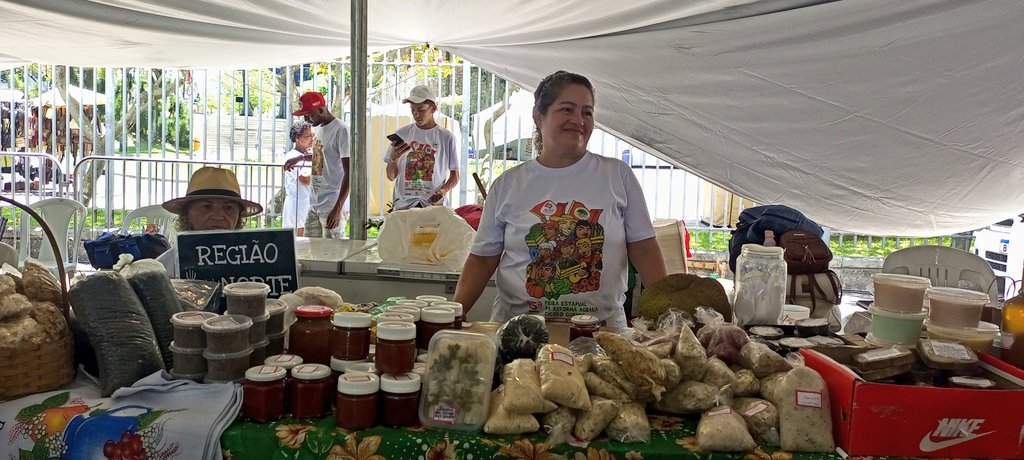 El @MST_Oficial ocupa la Plaza Carioca en Río de Janeiro con su 15a Feria Estadual de la Reforma Agraria Cícero Guedes. La agroecologia que alimenta, preserva el medio ambiente y combate las desigualdades.