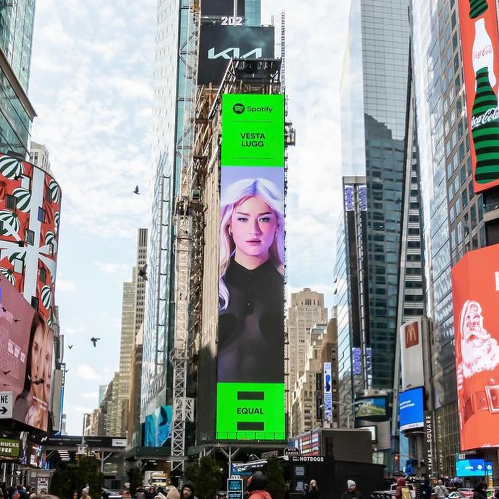 @vestalugg es portada de la playlist de ''Equal Chile'' lo mejor de 2023 😊 y fue proyectada en el ''Times Square'' ✨ puedes oír a Vesta Lugg en la playlist de Equal en @spotifychile  🎧